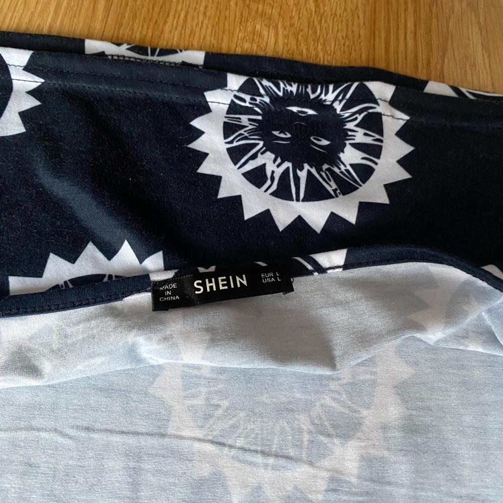 Patterned Cropped Halter Top - Picture 3 of 3